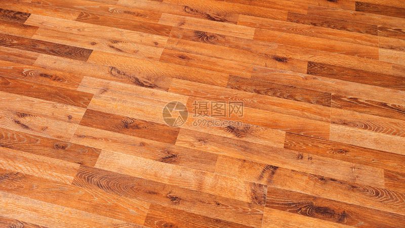 免漆板与多层实木板：两种地板材料的差异解析**
